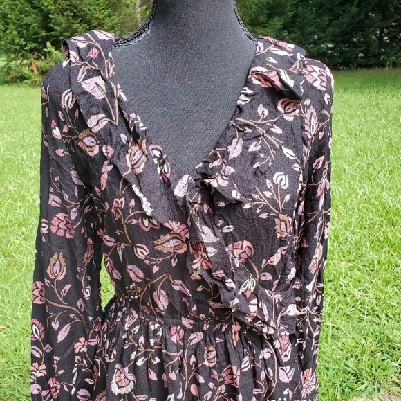 𝅺Floral black long sleeve ruffle dress American Rag - Picture 3 of 7